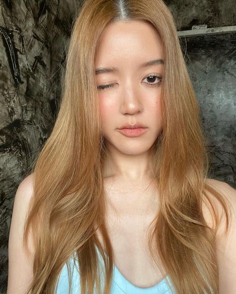 Honey Milk Tea Brown Hair, Hair Color Ideas Fair Skin, Blonde Hair For Warm Skin Tones, Yellow Brown Hair, Blonde Hair Olive Skin, Honey Caramel Hair, Bleach Brown Hair, Olive Skin Blonde Hair, Graduation Hair