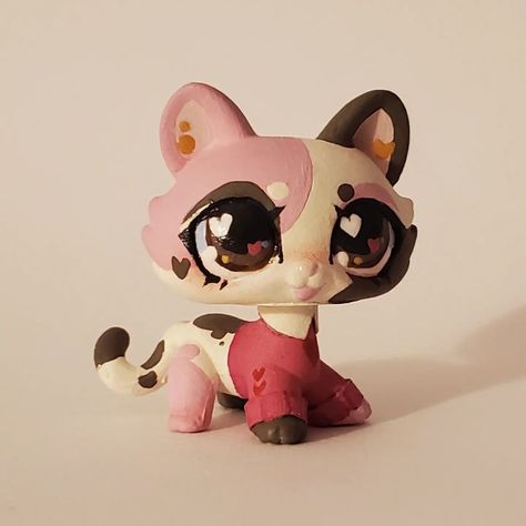 Cinsin Customs on Instagram: “figured I'd also post this gal- she's my little valentines day kitty, made with a crouching cat head and shorthair body (which lemme tell…” Lps Customs Cat, Lps Customs Ideas Cat, Lps Customs Ideas, Lps Drawings, Lps Popular, Lps Custom, Lps Customs, Custom Lps, Lps Toys