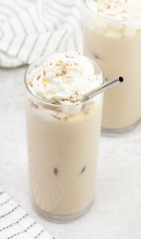 Iced White Chocolate Mocha White Chocolate Coffee, Vanilla Drink, Iced Mocha Recipe, Iced White Chocolate Mocha, Tea Types, Iced White Mocha, Easy Home Recipes, Mocha Recipe, Protein Coffee