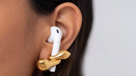 Jewellery designer Suhani Parekh has created a series of earrings that wrap and clip onto Apple's AirPod headphones to stop them falling out of ears. Apple Headphone, Headset Accessories, Geometric Studs, Unusual Jewelry, Gold Snake, Jewelry Companies, Geometric Earrings, Gold Plated Earrings, Snakes