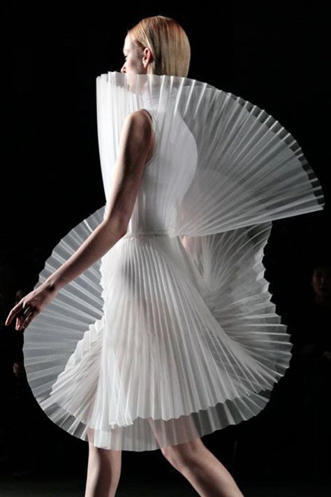 A sculptural origami garment designed with pleats. Architectural Fashion, Pleated Fashion, Origami Fashion, Mode Editorials, Sculptural Fashion, 3d Fashion, Futuristic Fashion, Avant Garde Fashion, Architecture Fashion