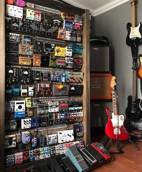 Guitar Hacks, Guitar Pedal Boards, Guitar Studio, Guitar Storage, Home Studio Ideas, Home Music Rooms, Audio Rack, Guitar Room, Recording Studio Design