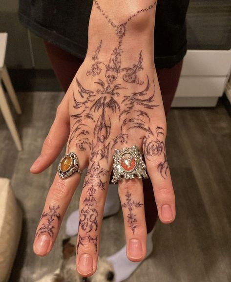 Chicken Scratch Tattoo, Naruto Uzumaki Aesthetic, Aesthetic Anime Naruto, Women's Back Tattoos, Rockstar Tattoo, Naruto Shippuden Manga, Shounen Anime, Ant Tattoo, Middle Finger Tattoos