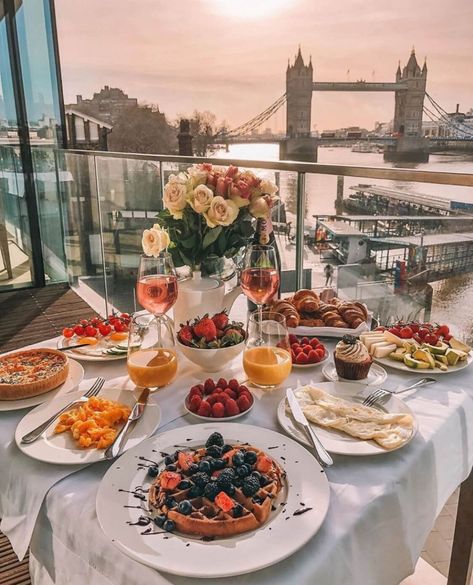 London London Breakfast, Lots Of Food, Luxury Food, Breakfast In Bed, Romantic Dinners, Recipe Of The Day, Aesthetic Food, Good Eats, Breakfast Brunch