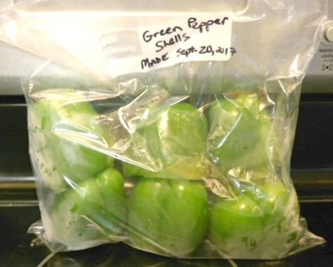 Freezing Green Peppers, Freezing Food Guide, Freezing Bell Peppers, Green Pepper Recipes, Freezing Peppers, Freezing Vegetables, Freezable Meals, Bell Pepper Recipes, Freeze Greens