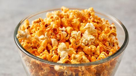 Easy and ever-so-flavorful, this quick Sriracha popcorn is an unexpected treat! Make it wheneva you need a truly scrumptious snack! Sriracha Popcorn, Maple Sriracha, Sugar Popcorn, Chocolate Covered Popcorn, Cheddar Popcorn, Popcorn Recipe, Popcorn Seasoning, Peanut Butter Pretzel, Cookie Spread