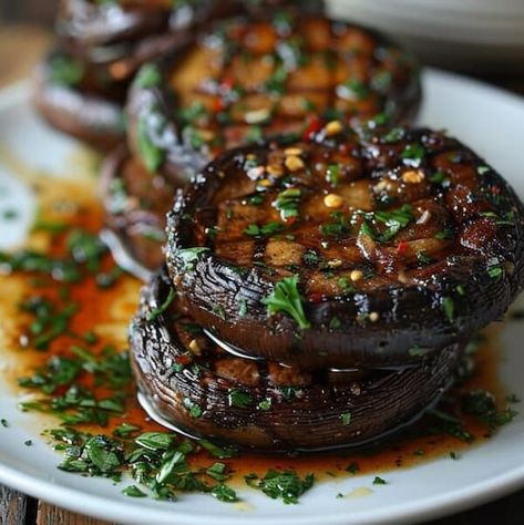 Learn how to make delicious and nutritious grilled portobello mushrooms with this easy and flavorful recipe. Whole Portabella Mushroom Recipes, Marinated Portobello Mushrooms, Portobello Mushroom Burger Recipes, Baby Portobello Mushroom Recipes, Portabella Mushroom Cap Recipes, Mushroom Burgers Portobello, Portabello Mushrooms Recipes, Fried Portabella Mushrooms, Bbq Mushrooms Recipes