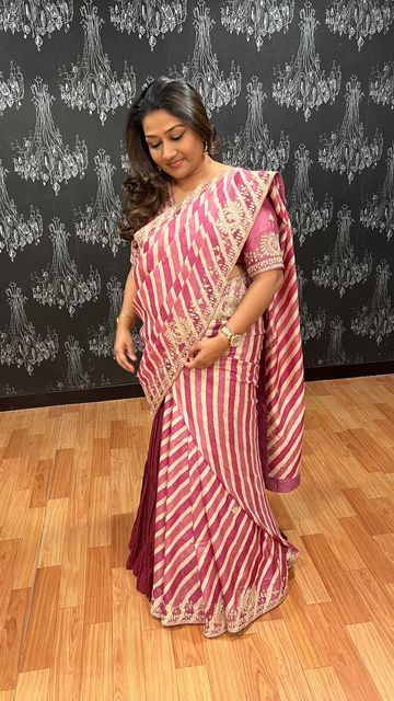 Saree Draping Styles With Skirt, Bandhani Saree Draping Styles, Skirt Saree Drape, Dolly Jain Saree Draping, Draping Saree, Dolly Jain, Dupatta Draping, Lehenga Style Saree, Saree With Belt