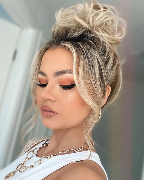 Are you someone who loves to wear messy bun looks quite often? Just know that you are not alone! A lot of women love this look due to its simplicity a... Long Voluminous Hair, The Perfect Messy Bun, Easy Homecoming Hairstyles, High Bun Hair, Natural Brown Hair, Perfect Messy Bun, High Bun Hairstyles, Hair To One Side, Messy Bun Hairstyles