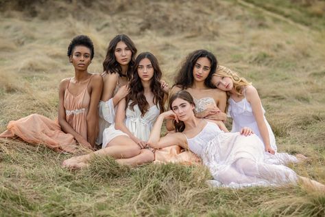 "Sisterhood" by Irene Rudnyk #fstoppers #Portrait Irene Rudnyk, Group Photo Poses, Group Picture Poses, Friendship Photoshoot, Group Photography Poses, Sisters Photoshoot, Group Poses, Women's Circle, Shotting Photo