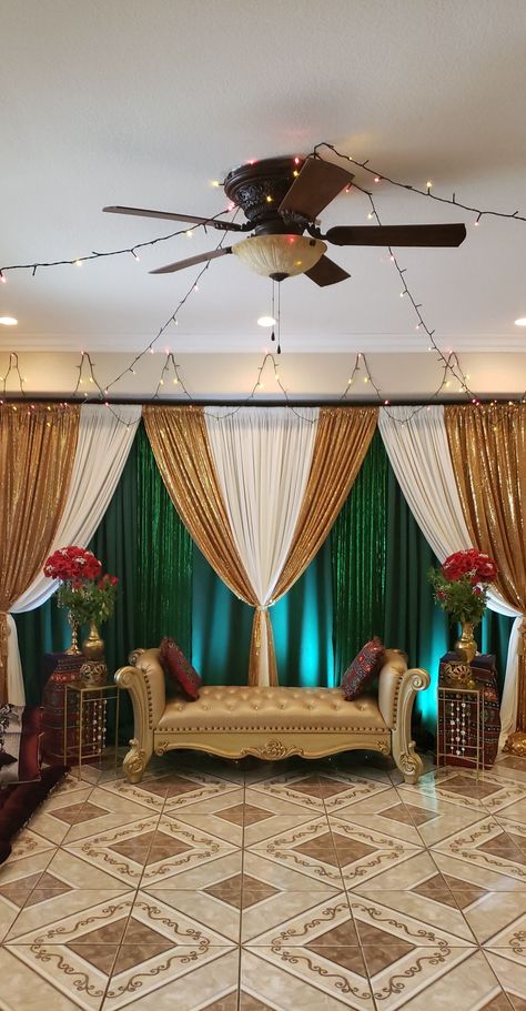 Green And Gold Backdrop Ideas, Yemeni Henna Party, Emerald Green And Gold Party Decorations, Yemeni Henna, Yemeni Decor, Passover 2024, Yemeni Culture, Mehndi Stage Decor, Emerald Green Quinceanera Theme