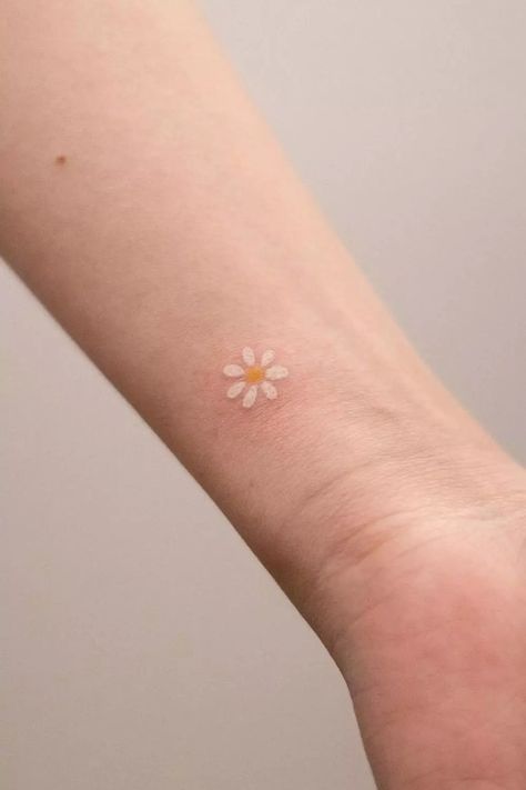 Daisy Tattoo Designs, Tiny Flower Tattoos, Pawprint Tattoo, Lady Bug Tattoo, Pretty Hand Tattoos, Daisy Tattoo, Small Hand Tattoos, Mini Tattoos, Tiny Tattoos