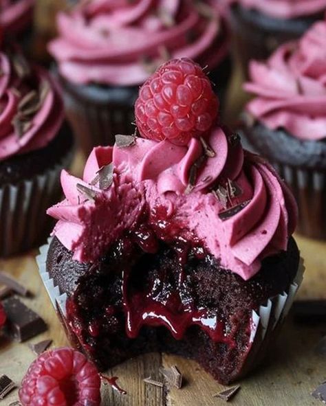 Raspberry Chocolate Lava Cupcakes Recipe Delight - optimal recipes Chocolate Lava Cupcakes, Lava Cupcakes, Dessert Crepes, Raspberry Buttercream Frosting, Chocolate Raspberry Cupcakes, Raspberry Cupcakes, Raspberry Buttercream, Raspberry Chocolate, Chocolate Lava