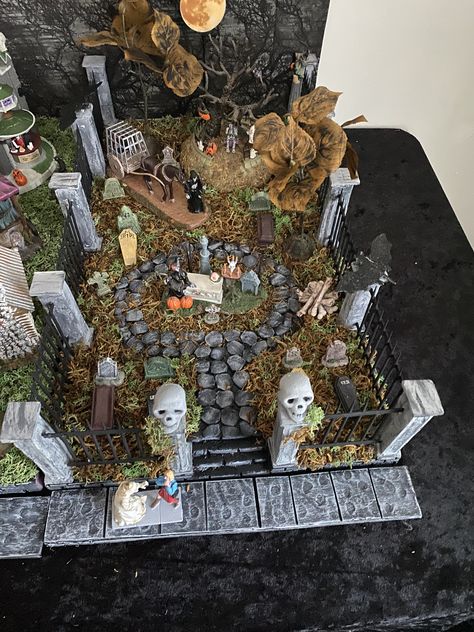 Haunted Doll House Ideas, Halloween Miniature Village, Clay Haunted House, Miniature Haunted House, Spooky Town Village, Spooky Miniatures, Halloween Fairy Garden, Halloween Village Display, Lemax Village