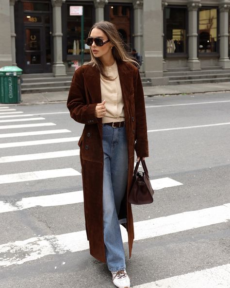 Madina Archakova | brown suede ♥️ this @madewell x @alexachung trench coat is LOVE #suede #trenchcoat #falloutfits #casualoutfit | Instagram Brown Trench Coat Outfit, Brown Coat Outfit, Suede Trench Coat, Brown Trench Coat, Perfect Fall Outfit, Early Fall Outfit, Brown Shades, Brown Coat, Coat Outfits