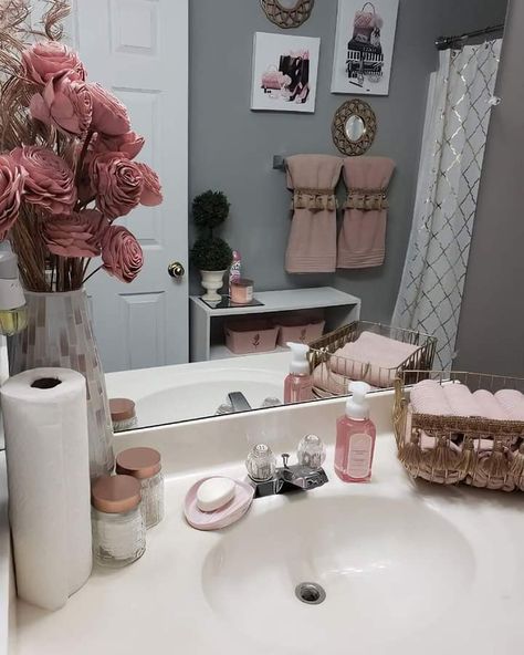 Bathroom Spring Decor Ideas, Pink Dorm Bathroom Ideas, Aesthetic Guest Bathroom, Cute Bathroom Ideas Pink, All Pink Bathroom, Bathroom Corner Decor, Pink Farmhouse Bathroom, Bathroom Decor Apartment Girly, Pink And Grey Bathroom Decor