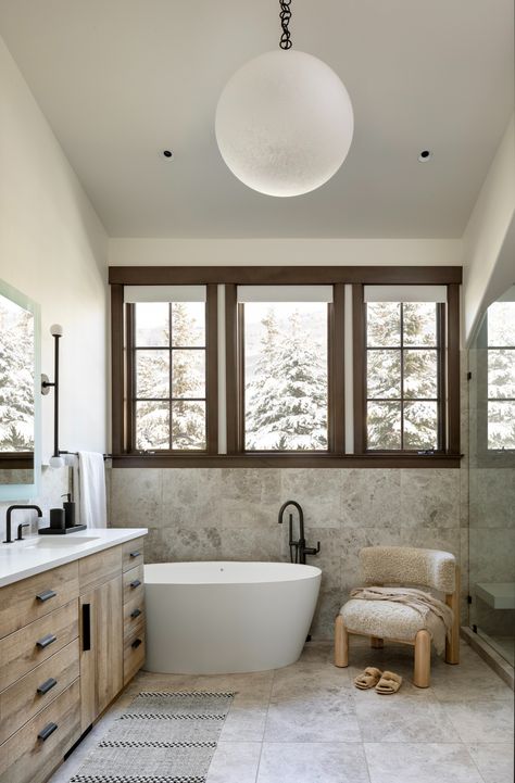 A Significant Remodel Defies the Odds - Mountain Living Mountain House Bathroom Ideas, Mountain Bathroom Ideas, Colorado Bathroom, Mountain House Bathroom, Resort Bathroom, Mountain Bathroom, Contemporary Mountain Home, White Oak Dining Table, Mountain House Ideas