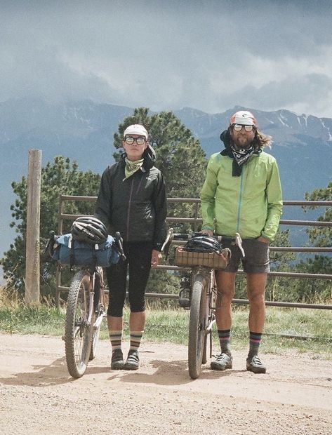 Bikepacking Outfit, Fall Biking Outfit, Gravel Bike Outfit, Bike Commuter Style, Bike Touring Packing, Biking Outfits, Gravel Bike Bicycles, Biking Aesthetic, Vintage Mountain Bike