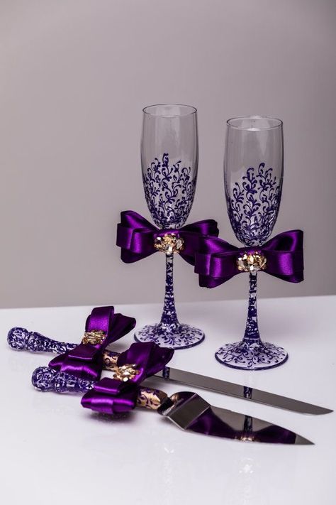 Purple And Gold Cake, 10 Cake, Purple And Gold Wedding, Wine Glass Designs, Wedding Cake Knife, Wedding Wine Glasses, Wedding Champagne Glasses, Purple Wedding Theme, Decorated Wine Glasses