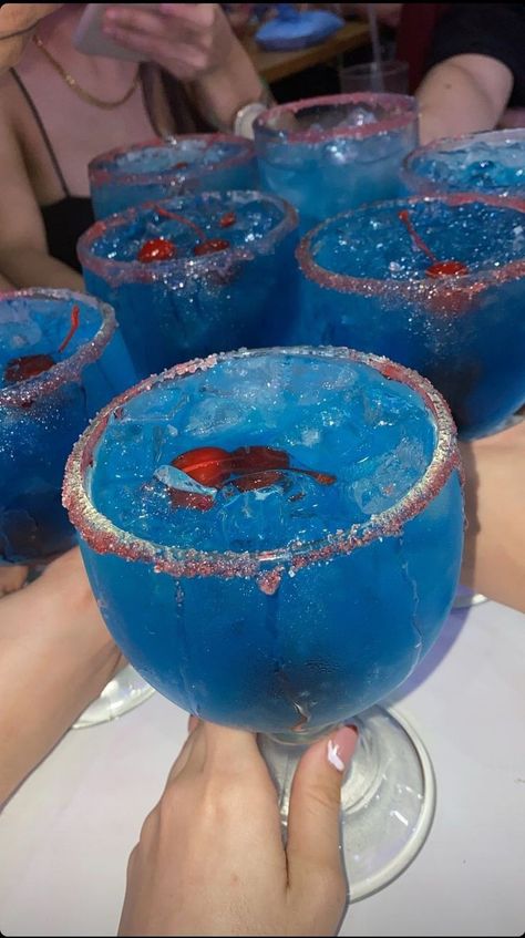 Pretty Alcoholic Drinks, Blue Drinks, Yummy Alcoholic Drinks, Fruity Drinks, Fancy Drinks, Pretty Drinks, Think Food, Alcohol Drink Recipes, Drinks Alcohol Recipes