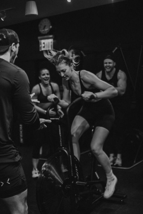 Group Workout Aesthetic, Fitness Trainer Aesthetic, Personal Training Aesthetic, Workout Aesthetic Photography, Black And White Gym Aesthetic, Hiit Aesthetic, Fitness Instructor Aesthetic, Equinox Gym Aesthetic, Hyrox Aesthetic