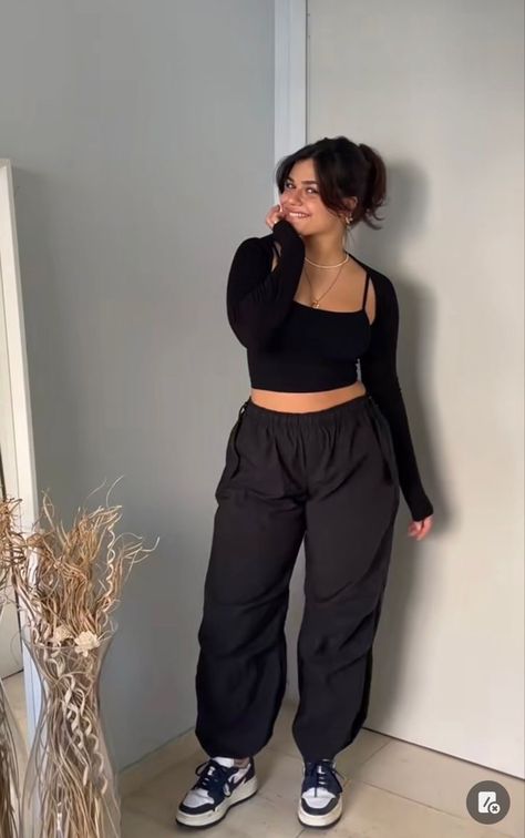 Baddie Outfits Mid Size, Black Sweatpants Outfit Plus Size, Concert Outfit Big Size, Plus Size Dance Outfit, Mid Size Baggy Outfit, Streetwear Fashion Women Curvy, Plus Size Techno Outfit, Midsize Fashion Going Out, Baggy Pants Outfit Midsize