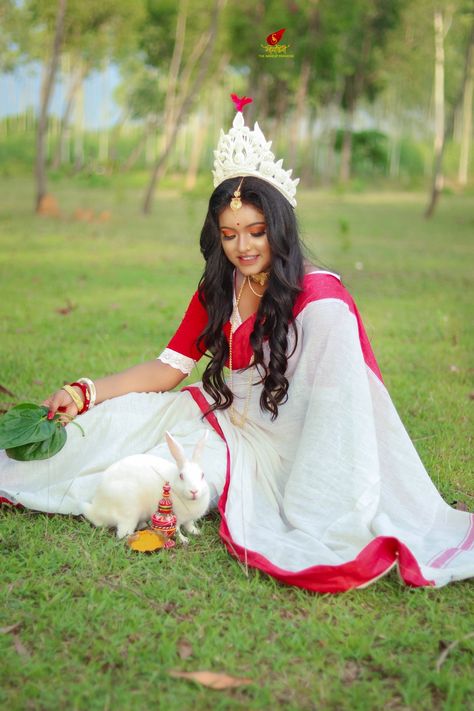 Bengali Haldi Look Bengali Bride In White Saree, Bengali Ashirbad Ceremony Look, Bengali Haldi Look, Gaye Holud Bengali Bride, Bengali Traditional Look, Bengali Photoshoot, Bride Bengali, Bengali Marriage, Haldi Pose