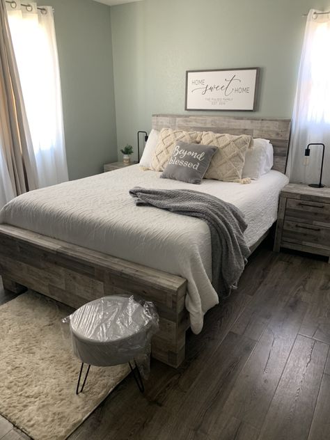 Gray Wood Bedroom Ideas, Grey Wood Bedroom Ideas, Grey Wood Bedroom Furniture, Grey Wood Bed Frame, Plain Apartment, Grey Wood Bed, Rustic Grey Bedroom, Brown Wood Bed, Elegant Bedroom Ideas