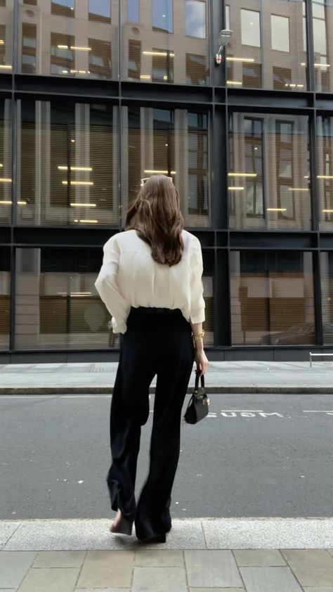 Timeless Fashion Aesthetic, Jumper And Jeans Outfit, Elegant Street Style, White Dress Outfit Summer, Black Tailored Trousers, Corporate Girl, Jumper And Jeans, Outfit Oversize, Outfit For Women