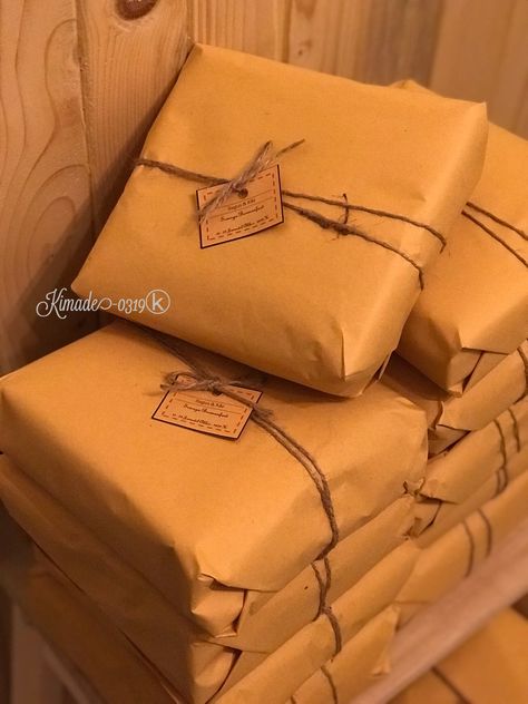 Memadukan kertas samson yang polos dengan tali rami yang lugu dan diberi pemanis kartu ucapan yang klasik...sederhana nan elegan #kimade #giftwrapping Diy Room, Room Diy, Diy Room Decor, Gift Wrapping, Room Decor, Packaging, Gifts, Design