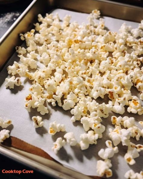 People always text me asking me for this recipe. I love giving huge bags as gifts every year. Plus, it's so cheap to make Praline Popcorn, Popcorn Recipes Easy, Recipe Gift, Popcorn Treats, Snack Mix Recipes, Candy Recipes Homemade, Crunchy Snack, Popcorn Recipes, Snack Mix