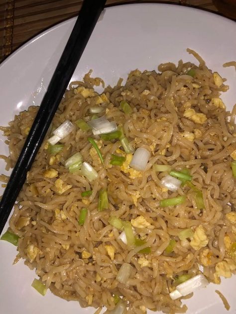 Noodles with scramble eggs and escellion. Scramble Eggs, Ramen Noodles, Scrambled Eggs, Fried Rice, Ramen, Noodles, Easy Meals, Rice, Ethnic Recipes