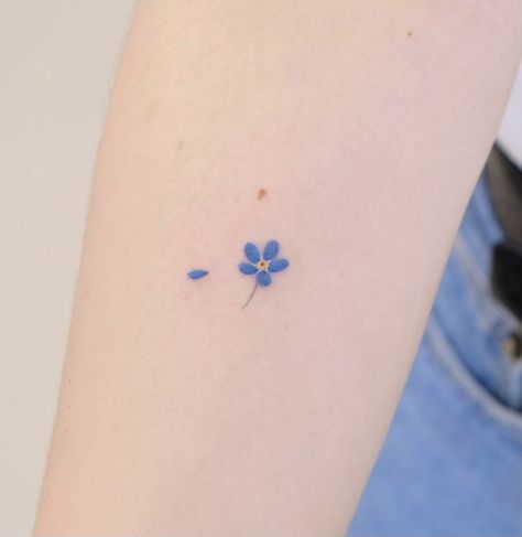 Blue Wrist Tattoo, Fineline Color Tattoo, Simplistic Flower Tattoo, Minimal Flower Tattoo, Tiny Flower Tattoo, Forget Me Not Flower Tattoo, Small Flower Tattoo, Blue Ink Tattoos, Forget Me Not Tattoo