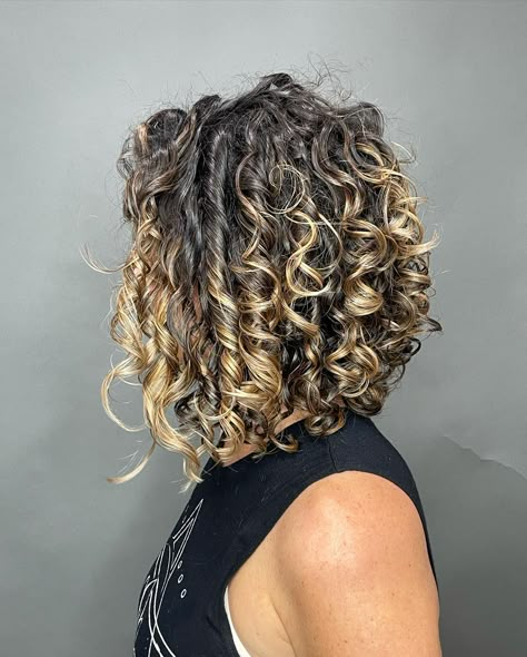 Curly Aline Haircut, Long Bob Curly Haircuts, Medium Thick Curly Haircuts, Best Hairstyles For 50 Year Old Women, Lob Haircut For Curly Hair, Curly Hairstyles For Round Faces Over 40, Medium Length Curly Hairstyles Over 40, Curly Hair For Round Faces, Curly Hair Women Over 50 Mid Length