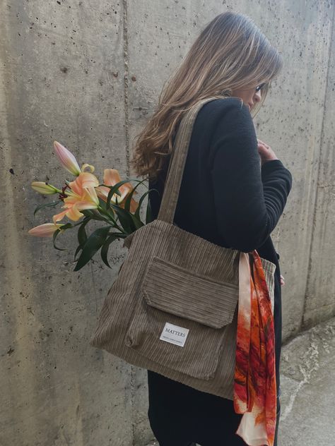 Big Tote Bag Outfit, Tote Bag Inside, Oversized Bags, Bags For College, Velvet Tote Bag, Bag For College, Tote Bags For College, Tote Bag Outfit, Velvet Bags