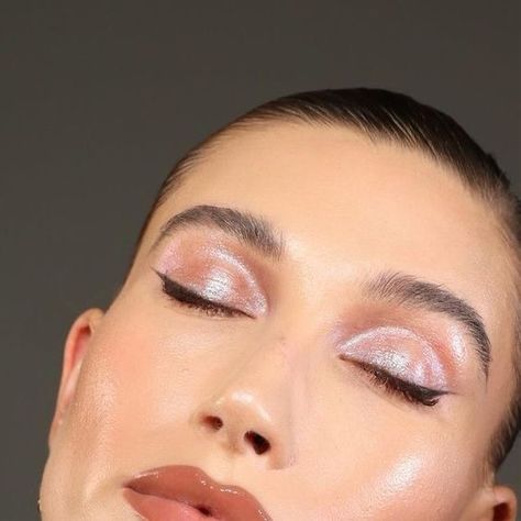 Dreamy Makeup Look, Hailey Bieber Makeup, Eye Makeup Inspo, Colourful Eyeshadow, Nikki Makeup, Celeb Makeup, Makeup 2024, Cat Eye Look, Photoshoot Moodboard