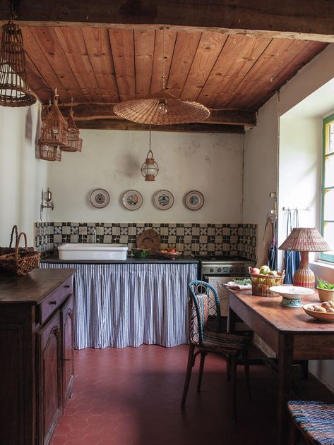 Atelier Vime 18th-century holiday home in Brittany | THE WORLD OF INTERIORS Kitchen Ceiling, Yellow Kitchen, Italian Kitchen, Kitchen Worktop, World Of Interiors, French House, Rustic Dining Table, Vintage Italian, Kitchen Wall