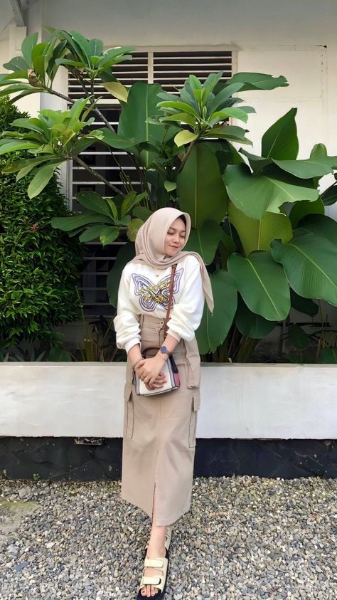 𝐅𝐎𝐋𝐋𝐎𝐖!! 𝐈𝐧𝐬𝐩𝐢𝐫𝐚𝐬𝐢 𝐏𝐚𝐝𝐮 - 𝐩𝐚𝐝𝐚𝐧 𝐎𝐎𝐓𝐃 𝐝𝐢 𝐒𝐢𝐧𝐢 !! #hijaboutfits #hijaboutfit #outfitinspiration #Terlaris #hijabchic #outfitstyle #hijabersindonesia #like #muslimahapparelthings #hijabista Casual Hijab Outfit Simple, Ootd Bromo Hijab, Outfit Rok, Outfit Hijab Simple, Hijabi Ootd, Outfit Ngampus, Casual Hijab, Casual Hijab Outfit, Hijab Fashion Inspiration