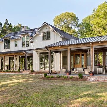 75 Beautiful Farmhouse Beige Exterior Home Pictures & Ideas - July, 2021 | Houzz Farmhouse Exterior Design, White Bathroom Designs, Modern Farmhouse Living Room, Modern Farmhouse Exterior, Exterior Ideas, House Design Photos, Farmhouse Exterior, Metal Building Homes, Exterior Paint Colors