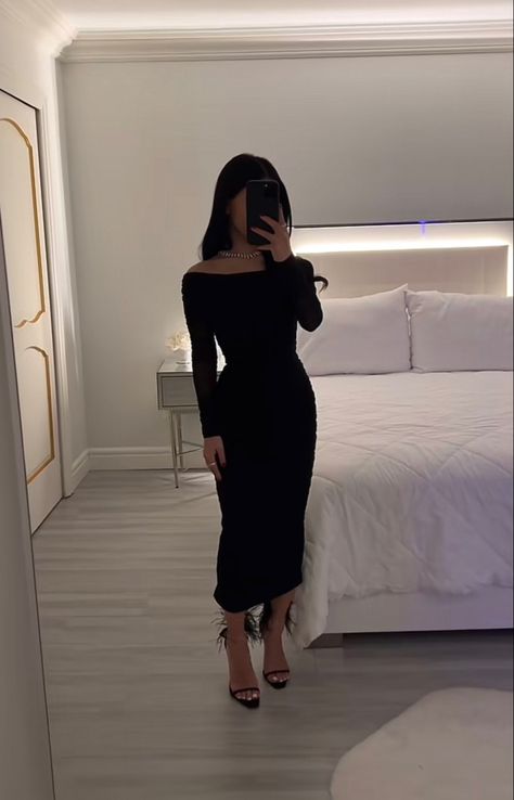 Pretty Black Long Sleeve Dress, Black Dress Outfit Classy Elegant Formal, Elegant Black Long Sleeve Corset Dress, Luxury Sleek Black Dress, Arab Girl Outfit, Minimalist Dress Outfit, Chic Black Long Sleeve Corset Dress, All Black Dress Outfit Classy, Prom Dress Inspiration Classy