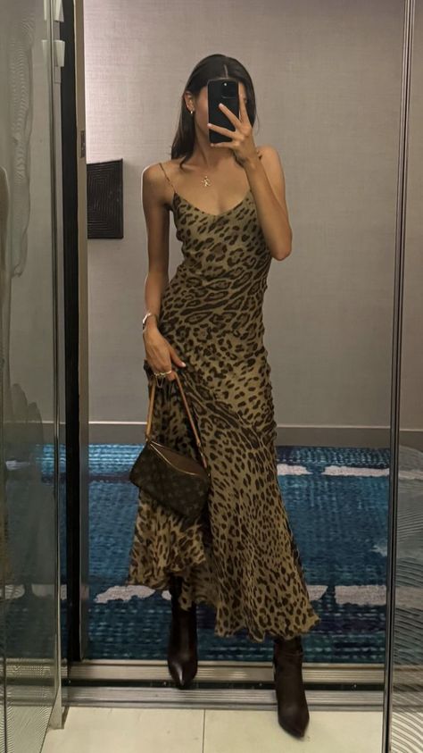 Printed Dress Outfit, Gala Gonzalez, Fashion Dream Job, Leopard Print Outfits, Emmanuelle Alt, Outfits Edgy, Leandra Medine, Cheetah Print Dress, Hadid Style