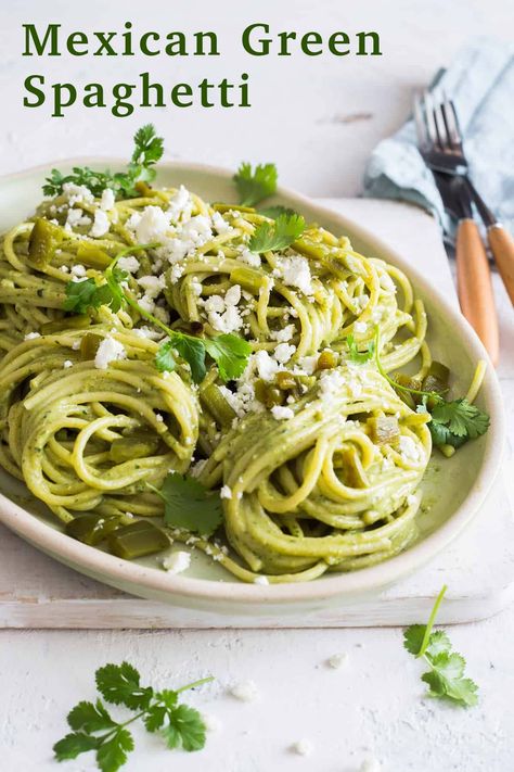 Mexican Green Spaghetti, Green Spaghetti Recipe, Green Pasta Recipe, Poblano Recipes, Air Fryer Recipes Chicken Wings, Mexican Spaghetti, Green Pasta, Chile Poblano, Green Spaghetti