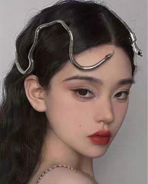 Snake Makeup, Snake Hair, Trend Tiktok, Head Jewelry, Latest Hairstyles, Fashion Lighting, Girls Makeup, Aesthetic Makeup, Hip Hop Fashion