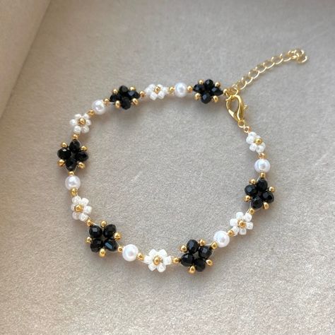 Beaded Flower Bracelet, Bracelet Aesthetic, Pretty Jewelry Necklaces, Diy Jewelry Unique, Daisy Bracelet, Black Beaded Bracelets, Beaded Bracelets Tutorial, Aesthetic Flower, Diy Bracelets Patterns