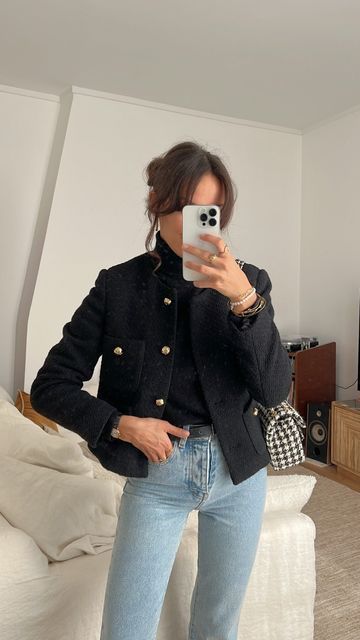 Preppy Jacket Outfit, Sandro Style Women, Sandro Outfit Street Styles, Mango Tweed Jacket, Outfits With Tweed Jacket, Style Tweed Blazer, Black Blazer Winter Outfit, Cropped Tweed Jacket Outfit, Lady Jacket Outfit