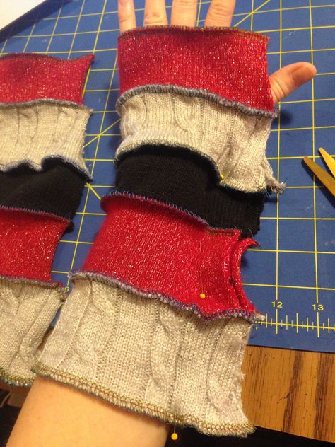 Diy Fingerless Gloves From Sweater, Sewing Fingerless Gloves, Diy Arm Warmers, Old Sweater Projects, Upcycled Mittens, Diy Fingerless Gloves, Kid Sewing Projects, Fingerless Gloves Tutorial, Gloves Tutorial