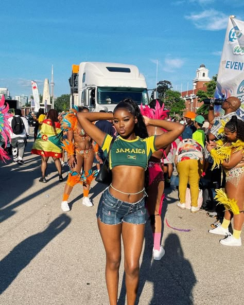 Carnival Outfit Jamaica, Tropical Outfit Ideas Black Women, Jamaica Shirt Aesthetic, Outfits In Jamaica, Beach Outfit For Black Women, Jamaican Culture Day Outfit, 90s Caribbean Fashion, Jamaican Festival Outfit, Jamaica Inspired Outfit