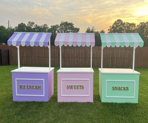 Boujee Lemonade Stand, Party Food Carts Ideas, Diy Ice Cream Stand Birthday Parties, Diy Wood Party Decor, Cotton Candy Holder Stand Diy, Diy Food Cart Ideas, Sweet Cart Diy, Diy Candy Bar Stand, Diy Lemonade Stand Cardboard