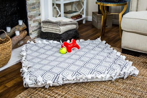 Diy Dog Blankets, Diy Dog Bed Pillow, Easy Dog Bed, Animal Bed, Dogs Bed, Diy Pet Bed, Dogs Diy Projects, Easy Baby Blanket, Diy Dog Bed