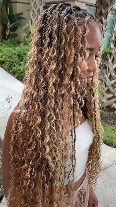 Different African Braid Styles, Goddess Braids Hairstyles Blonde, Brown Blonde Goddess Braids, Caramel Goddess Braids, Boho Braids Black And Blonde, Highlight Goddess Braids, Honey Boho Braids, Blond Braids With Curls, Boho Knotless Braids Brown And Blonde